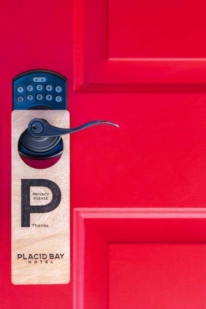 A door handle with the word plastic day on it.